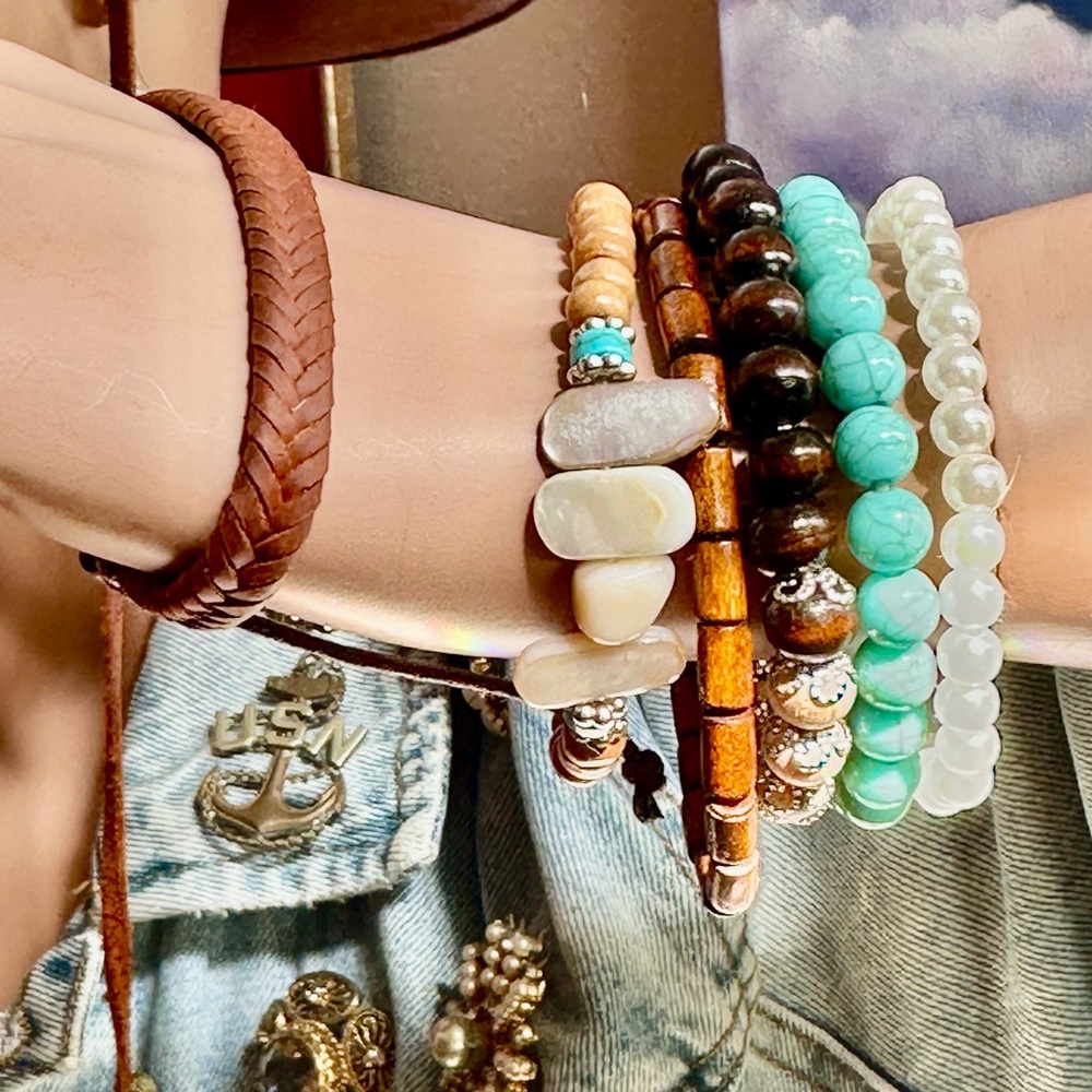Set of (6) elastic bracelets pull on plastic and wood beads 🐚 shells